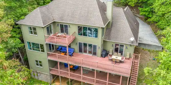 Image 2: 85-web-or-mls-455 S. Shorewood Lane-83