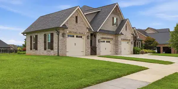 Image 3: 3-Garage doors