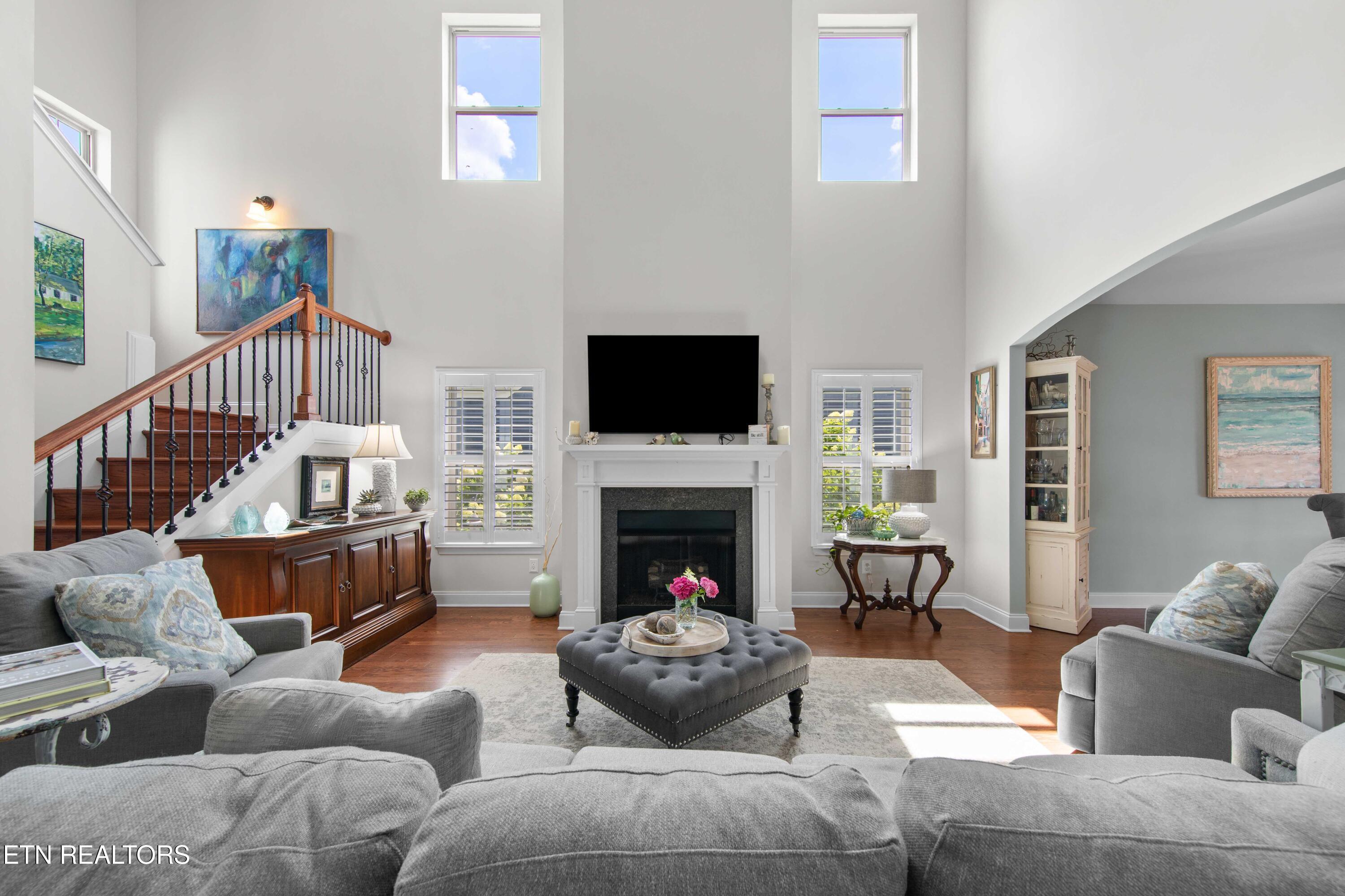 Image 2: Living Room
