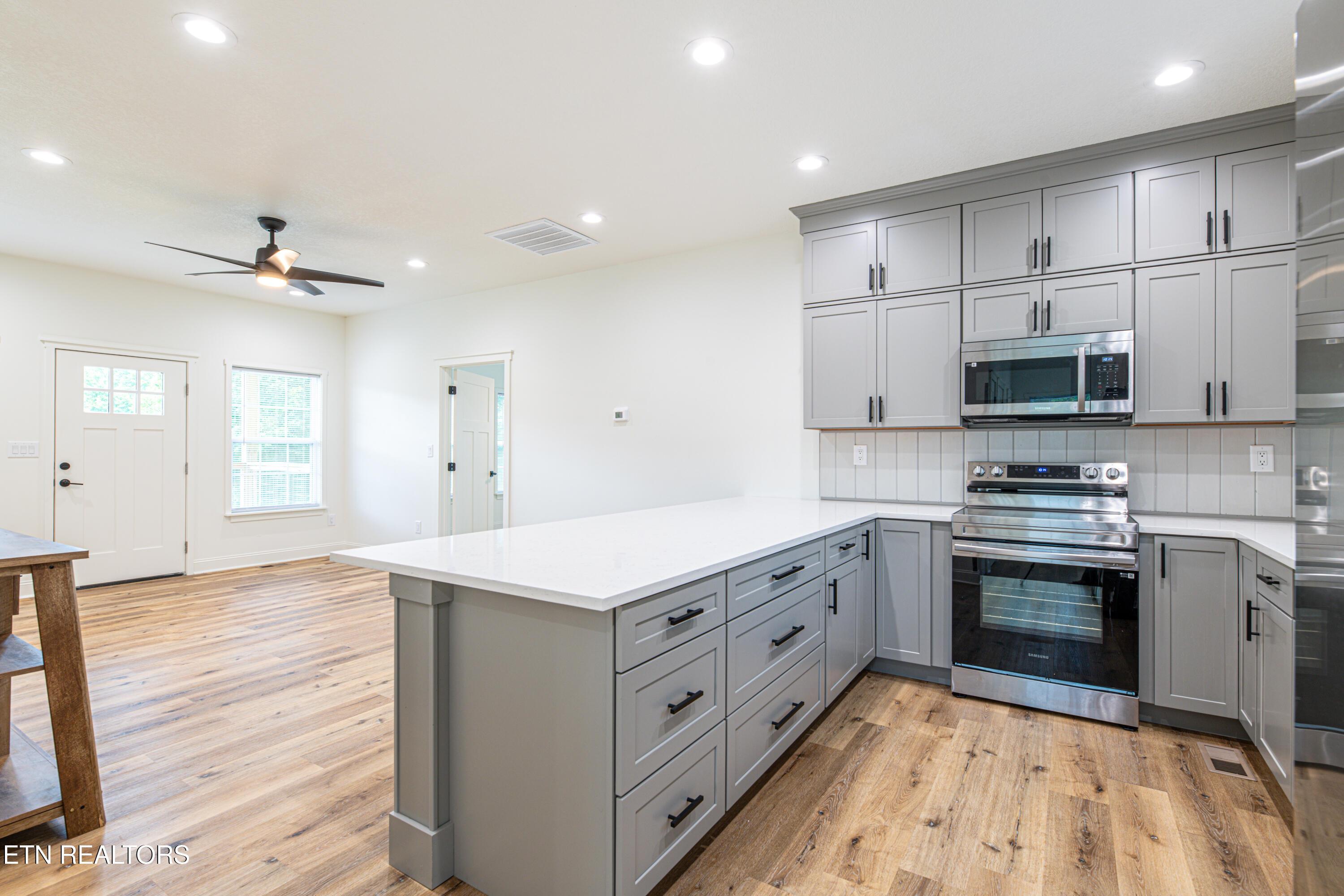 Image 3: Kitchen with peninsula cabinets
