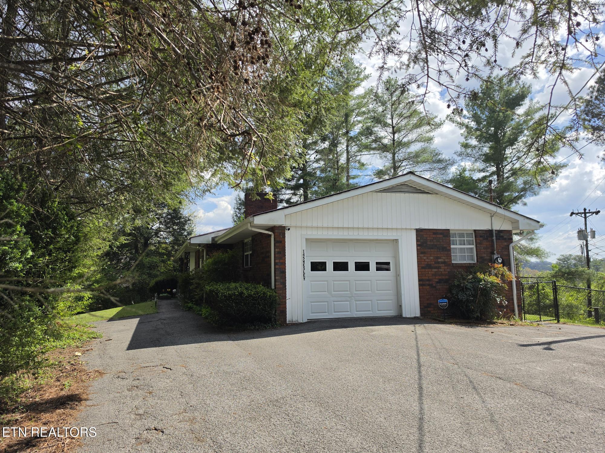 Image 2: Garage