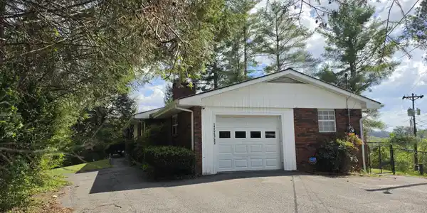 Image 2: Garage