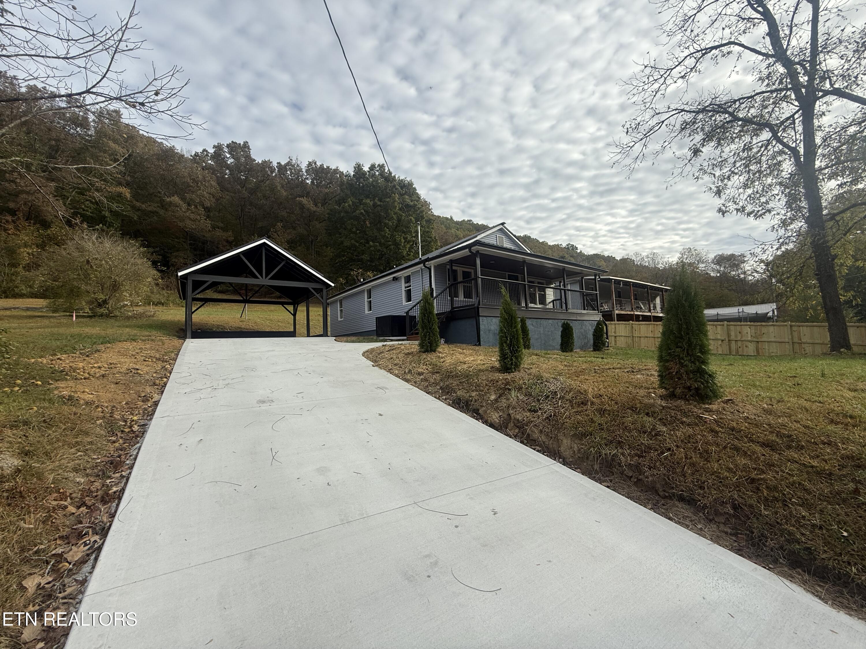 Image 2: With 2 car detached carport