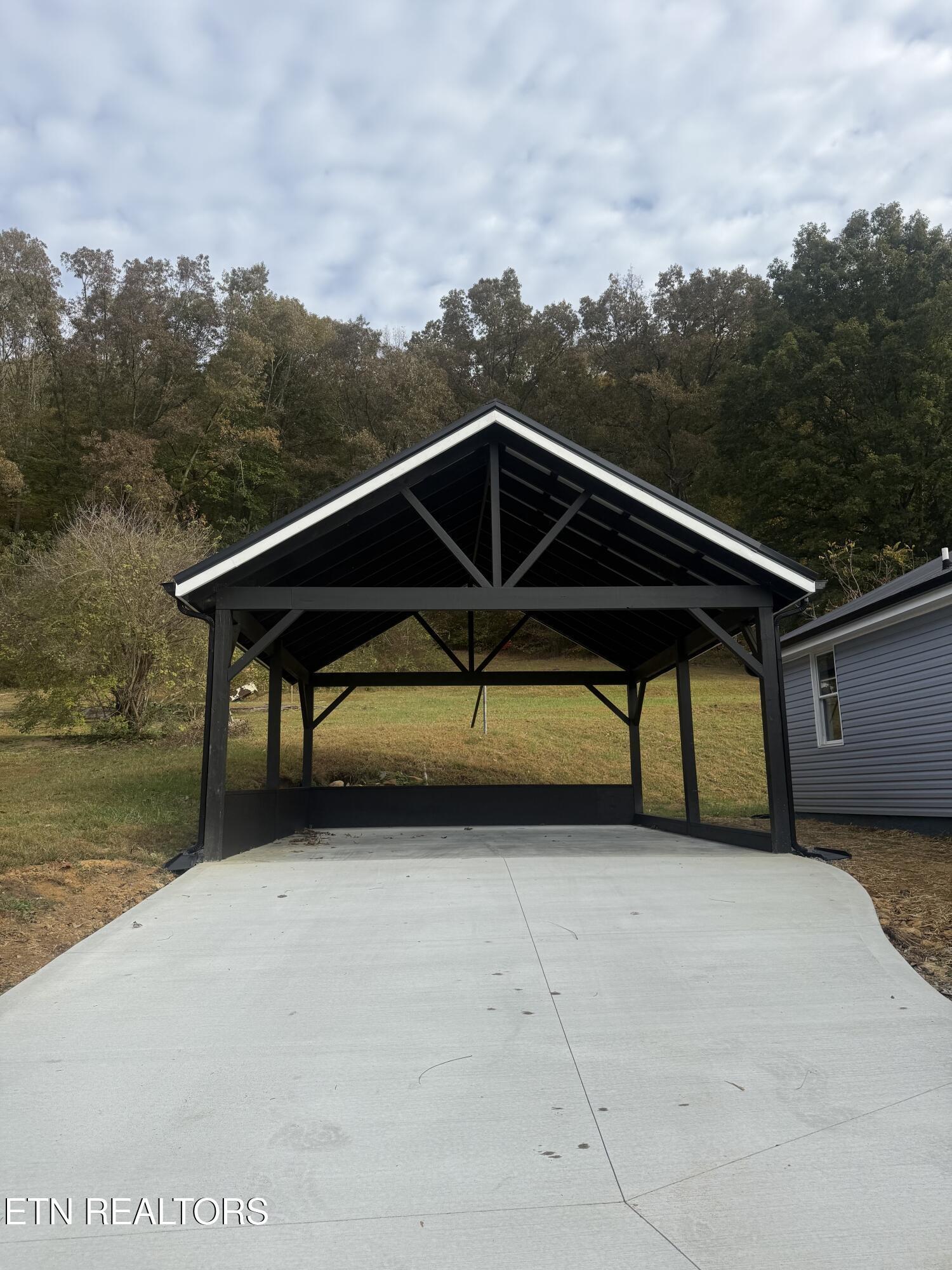 Image 3: Carport