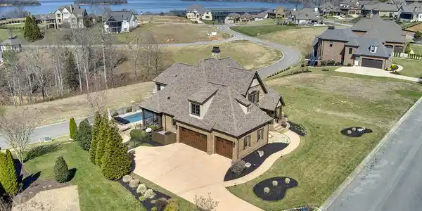 Image 4: 04_CastawayLane_916_FrontLeftElevated