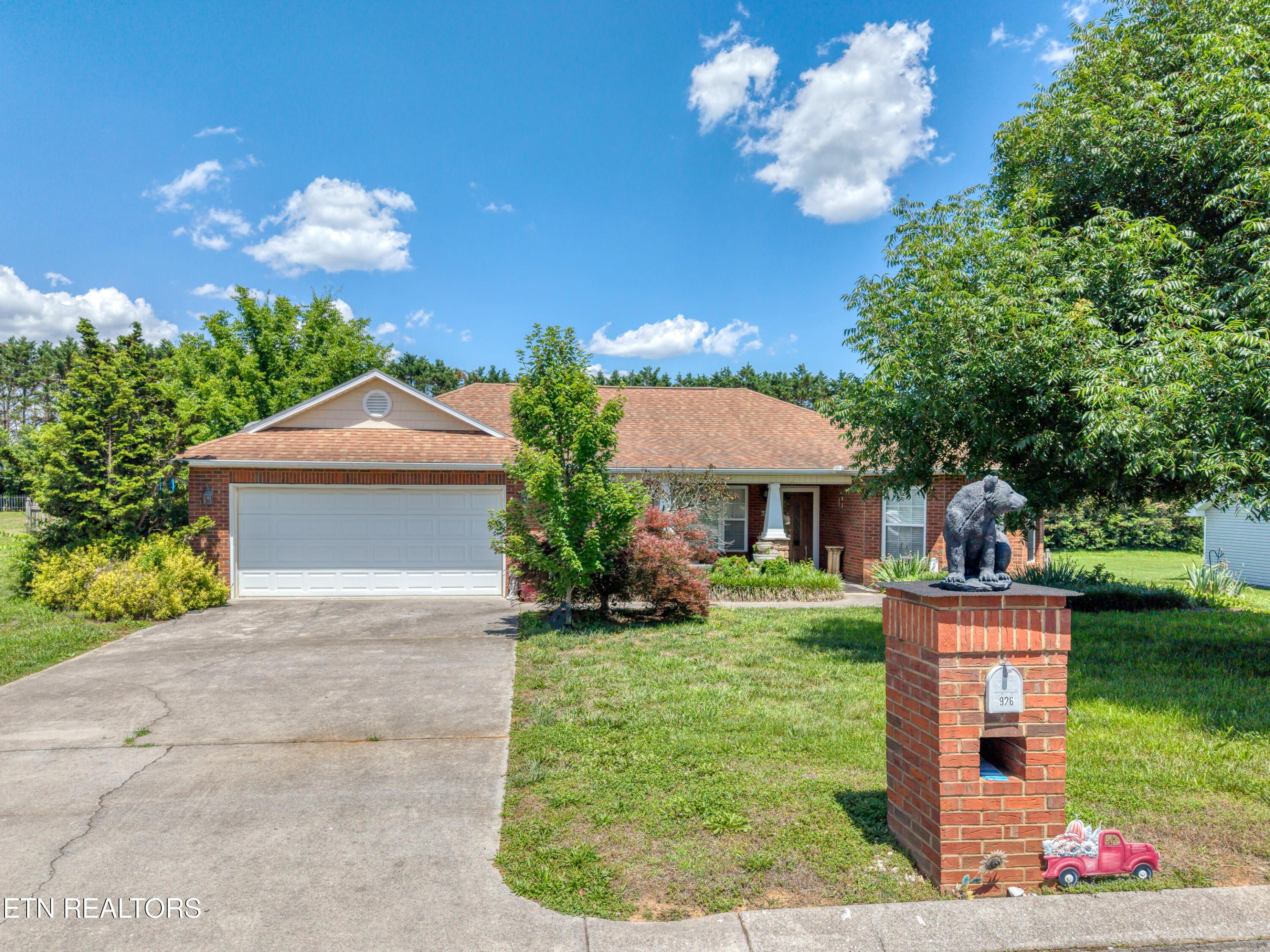 Image 1: 926 Mossy Grove Ln