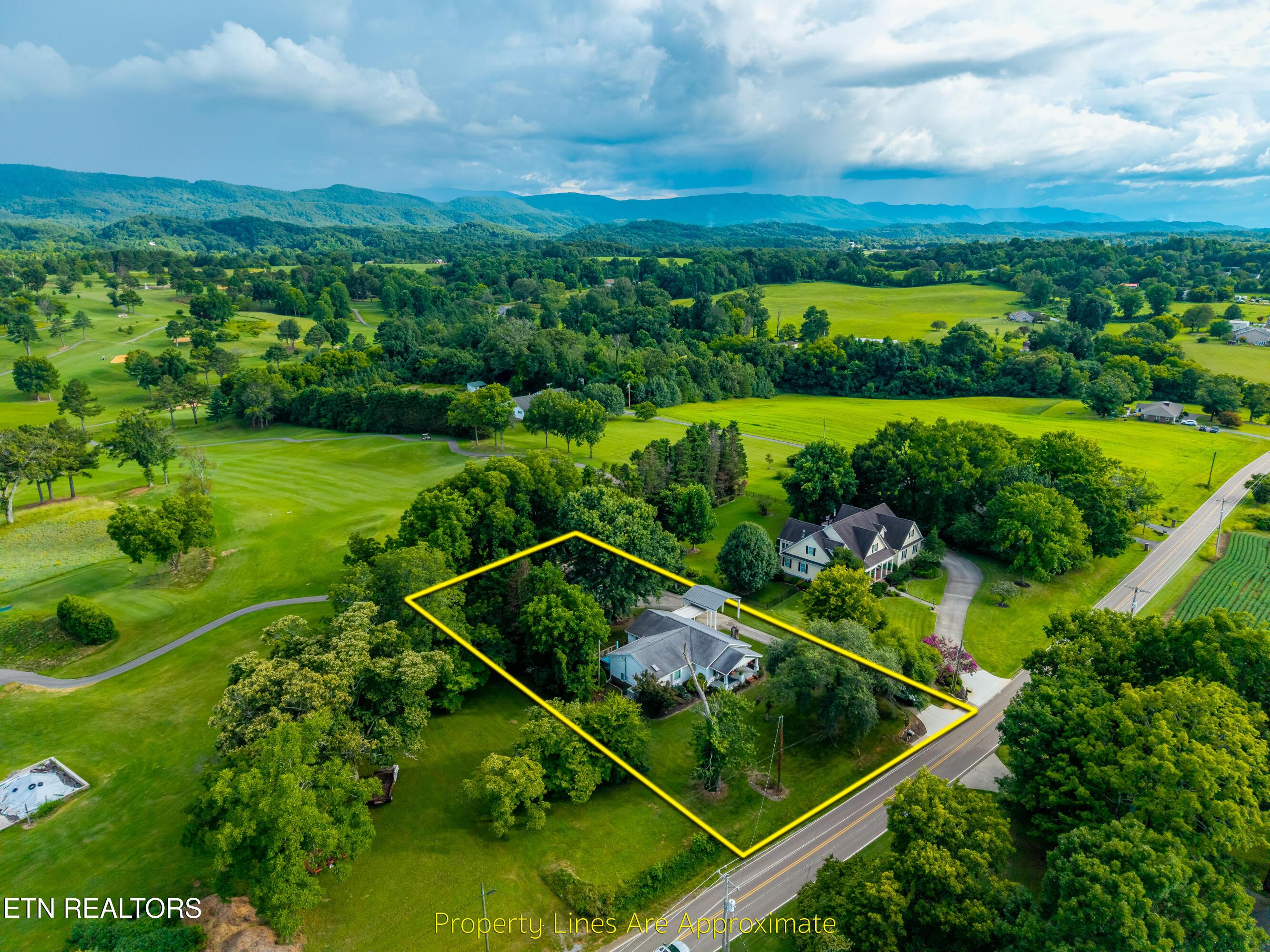 Image 3: 1/2 acre level lot