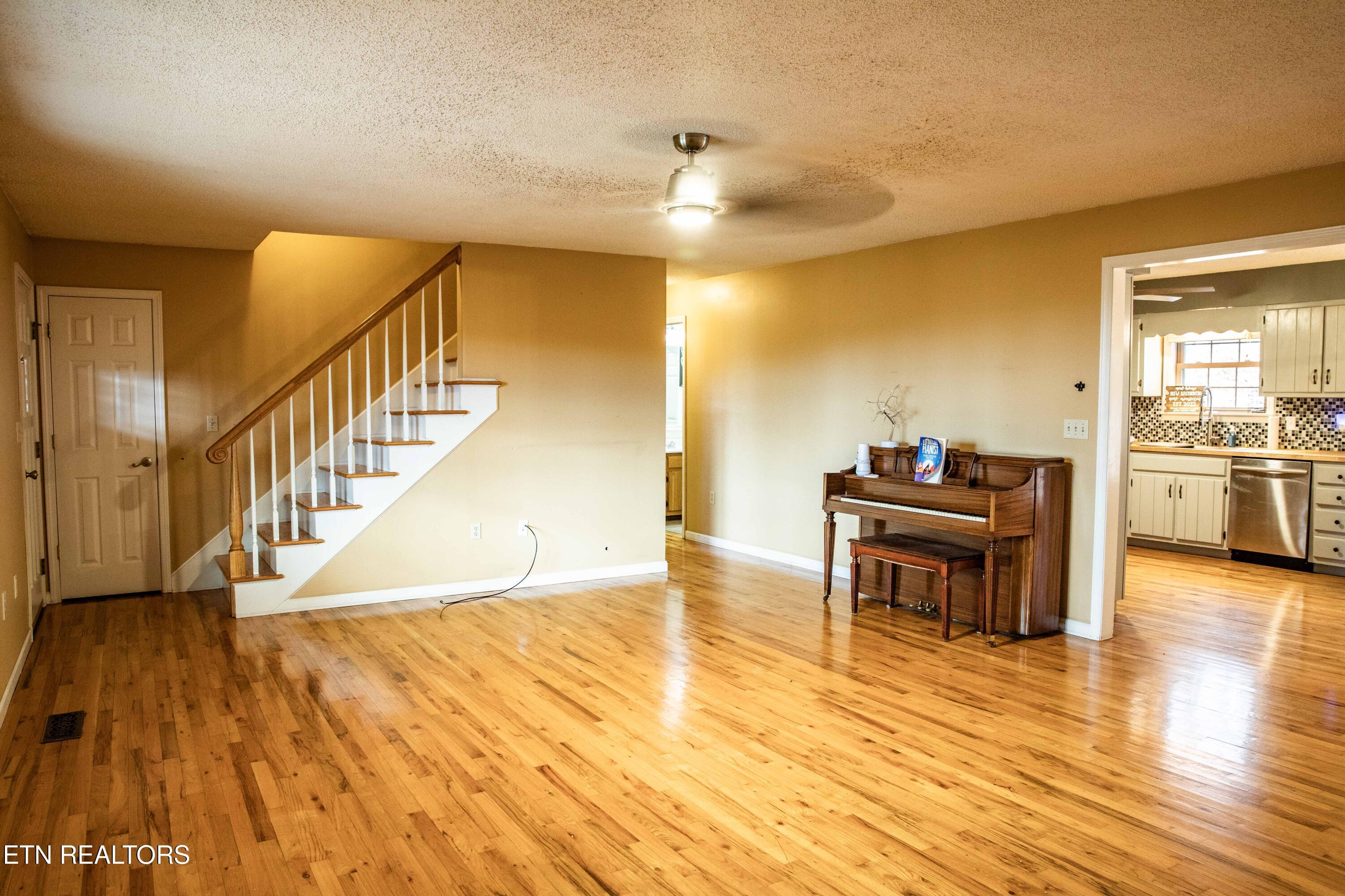 Image 3: LivingRoom2
