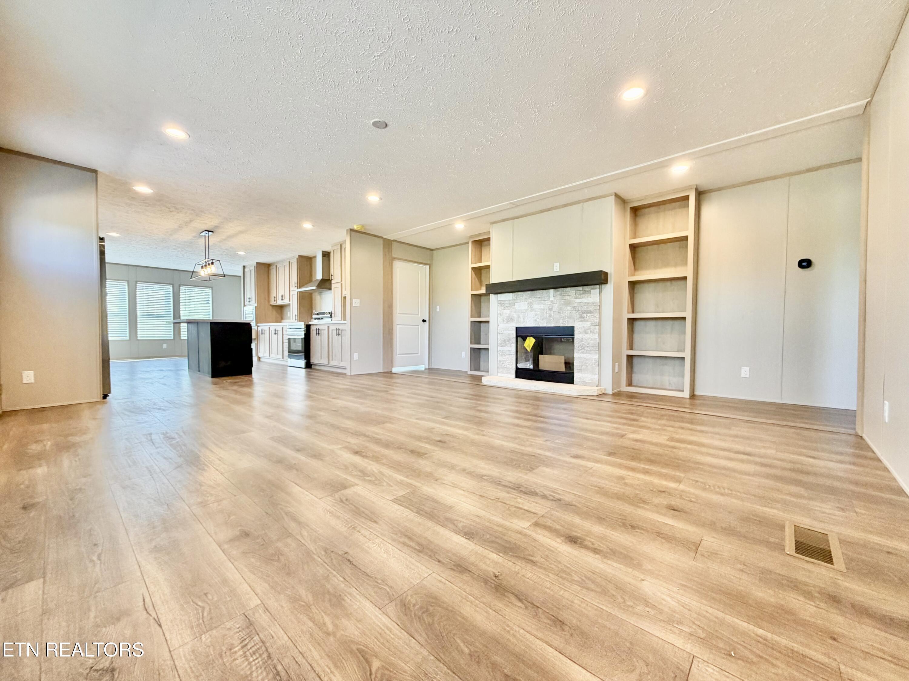 Image 3: Living/Kitchen