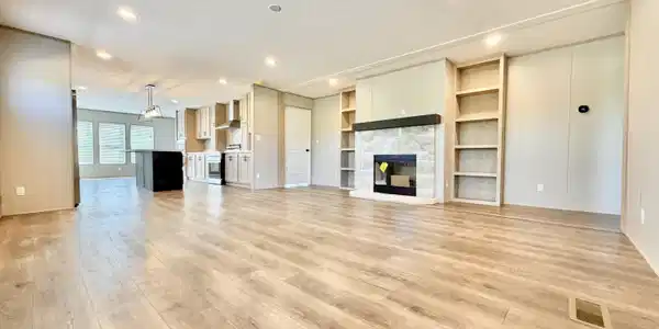 Image 3: Living/Kitchen