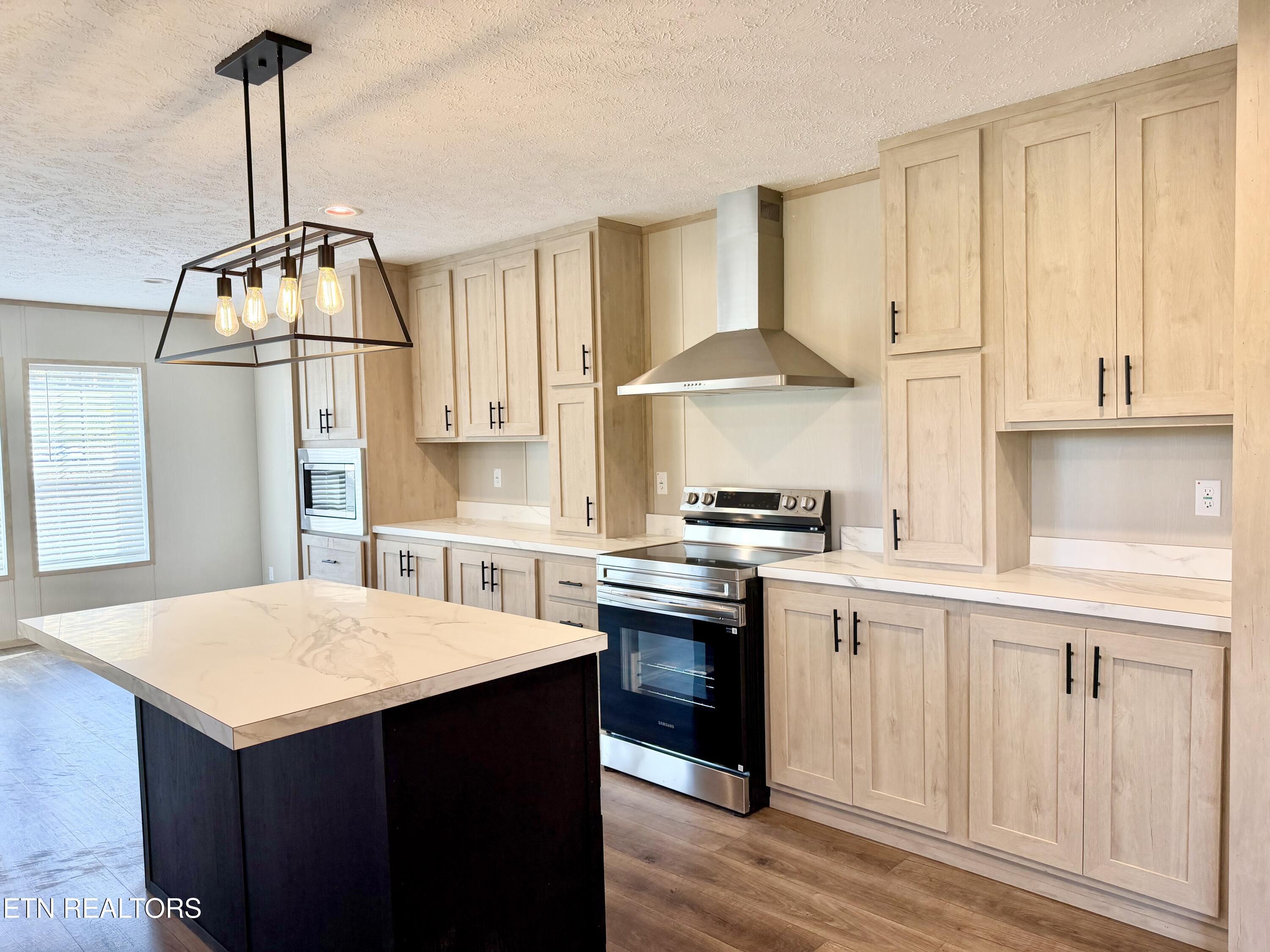 Image 4: Kitchen