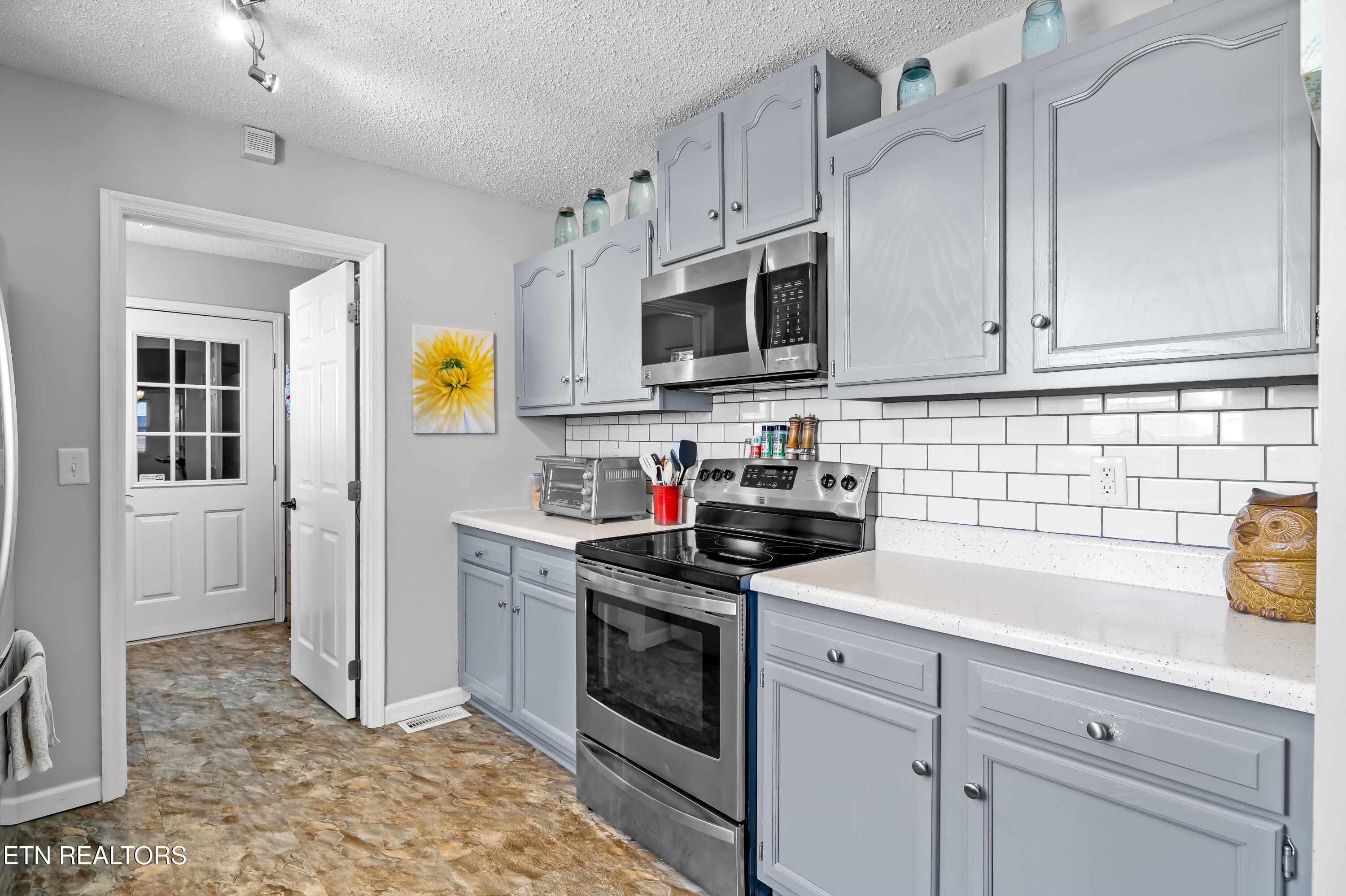 Image 2: 129ClingchViewDr-15