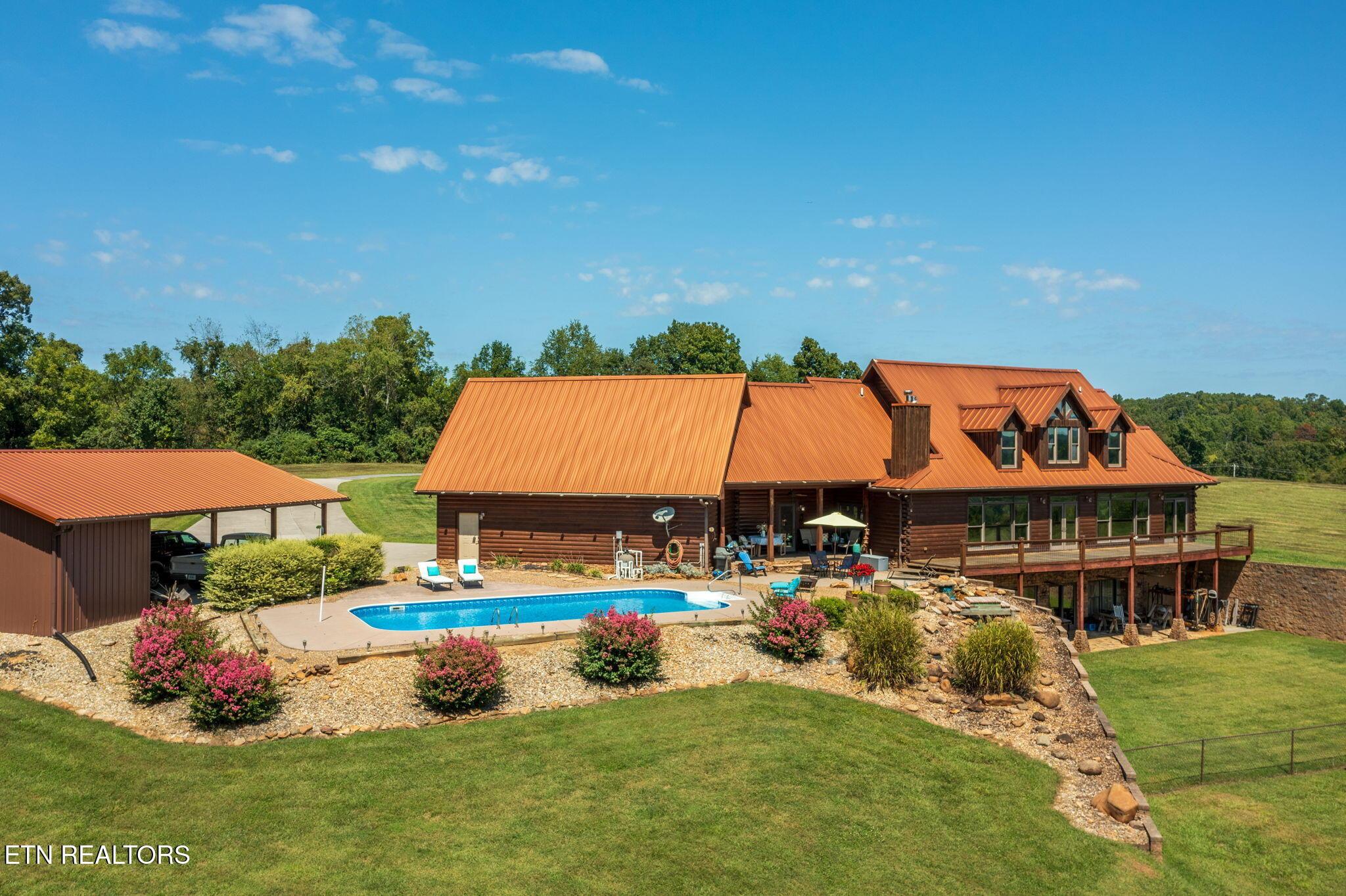 Image 3: 1689 photo outside 3