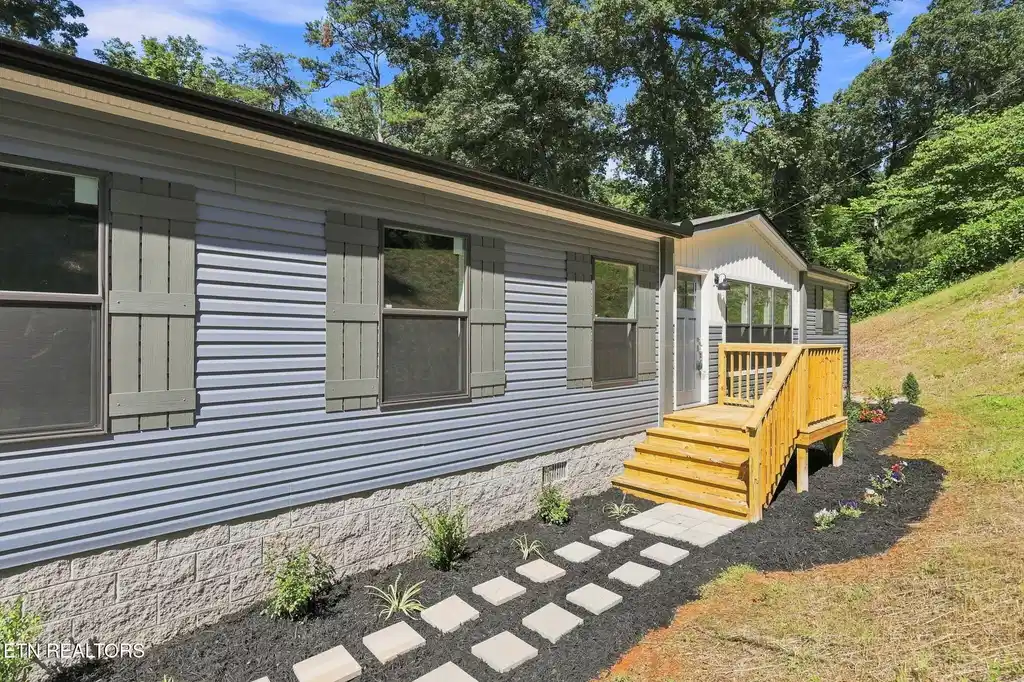 Image 1: 1-web-or-mls-001_260IslandFord