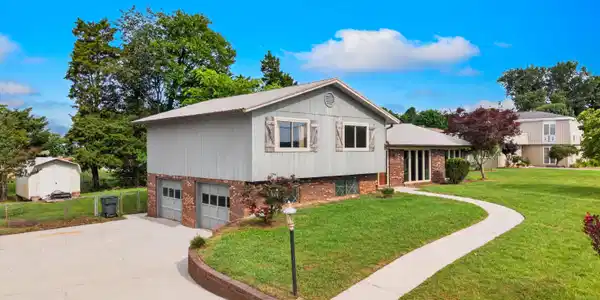 Image 2: 002-481RavenwoodDrive-Morristown-TN-3781