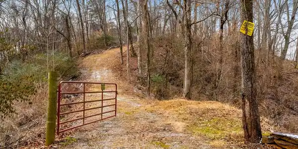 Image 2: Entrance to Top Homesite