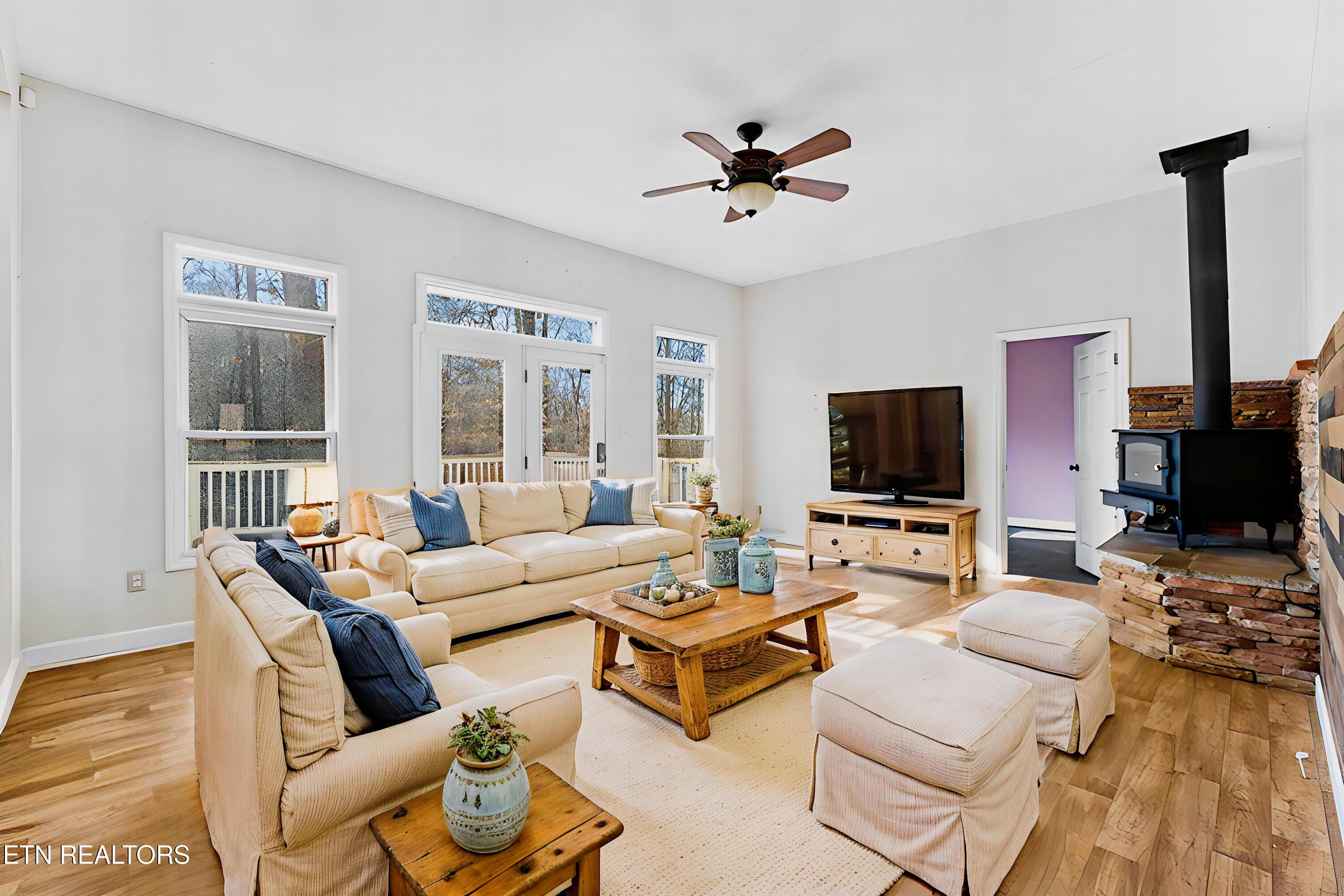 Image 2: 61-web-or-mls-3F1A5139 - Enhanced - 4