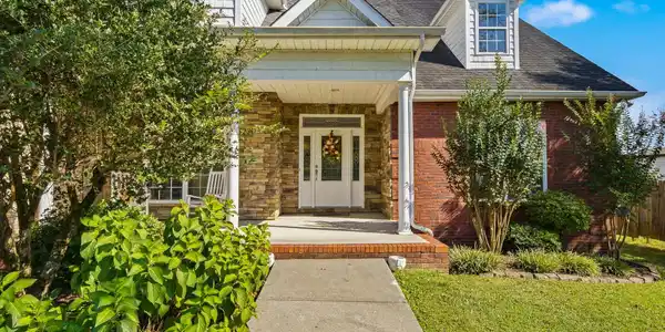 Image 3: Front entry