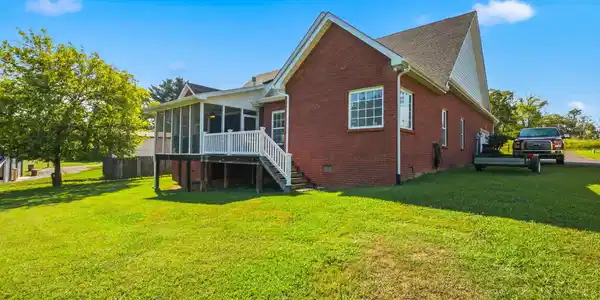 Image 4: Sideview of home