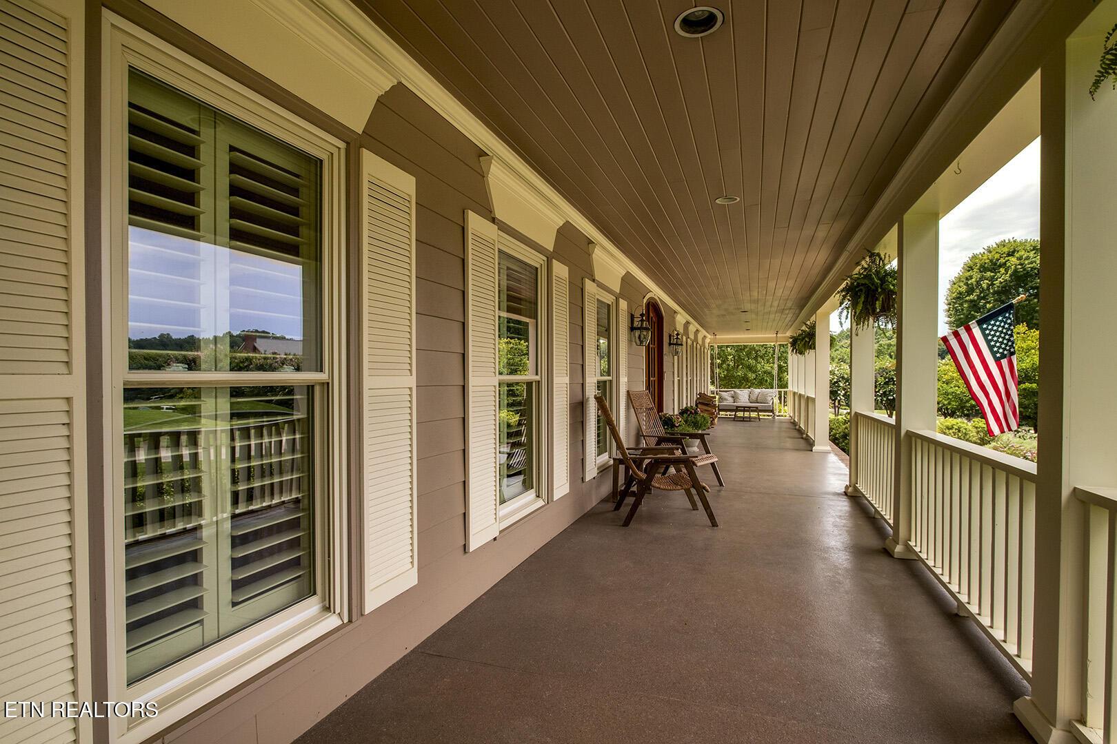 Image 3: 03_HeathrowDrive_5500_FrontPorch