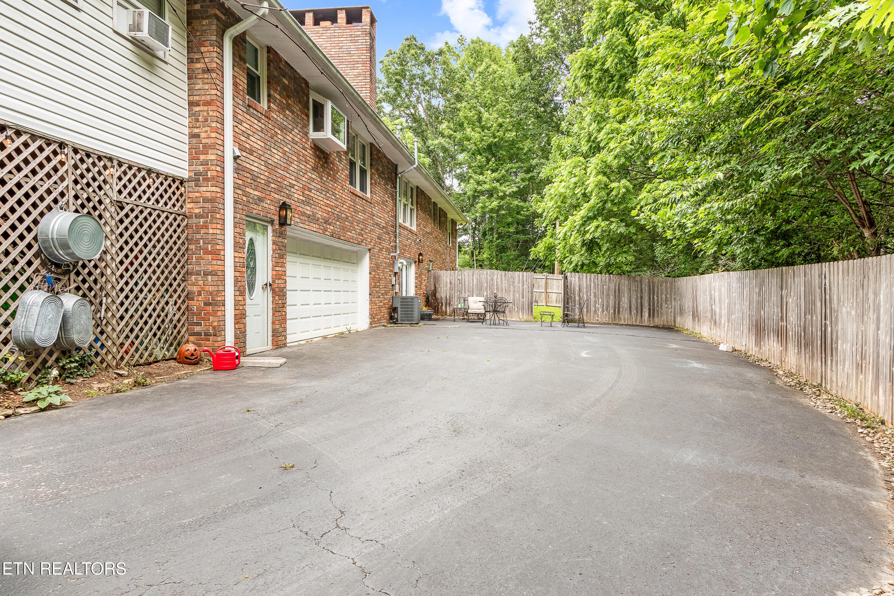 Image 4: 04-314 LONGVIEW DR (12)