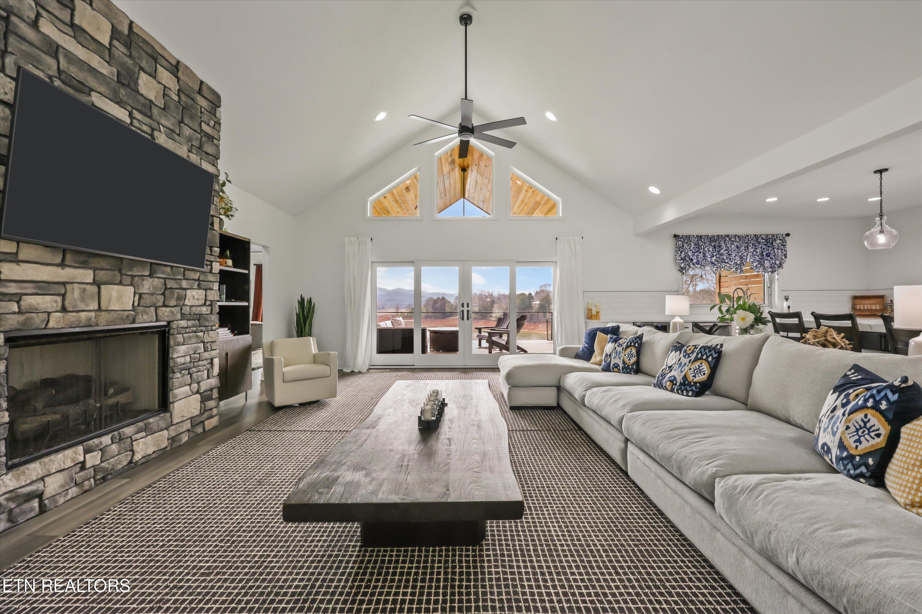 Image 4: Spacious living rm perfect for gathering