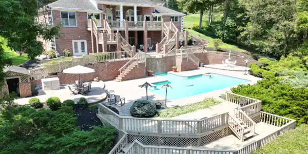 Image 3: RearViewLakeCrest