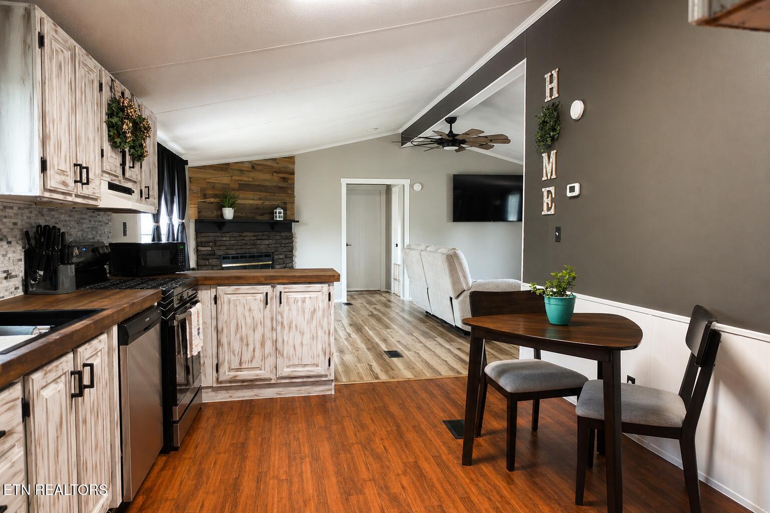 Image 2: Kitchen