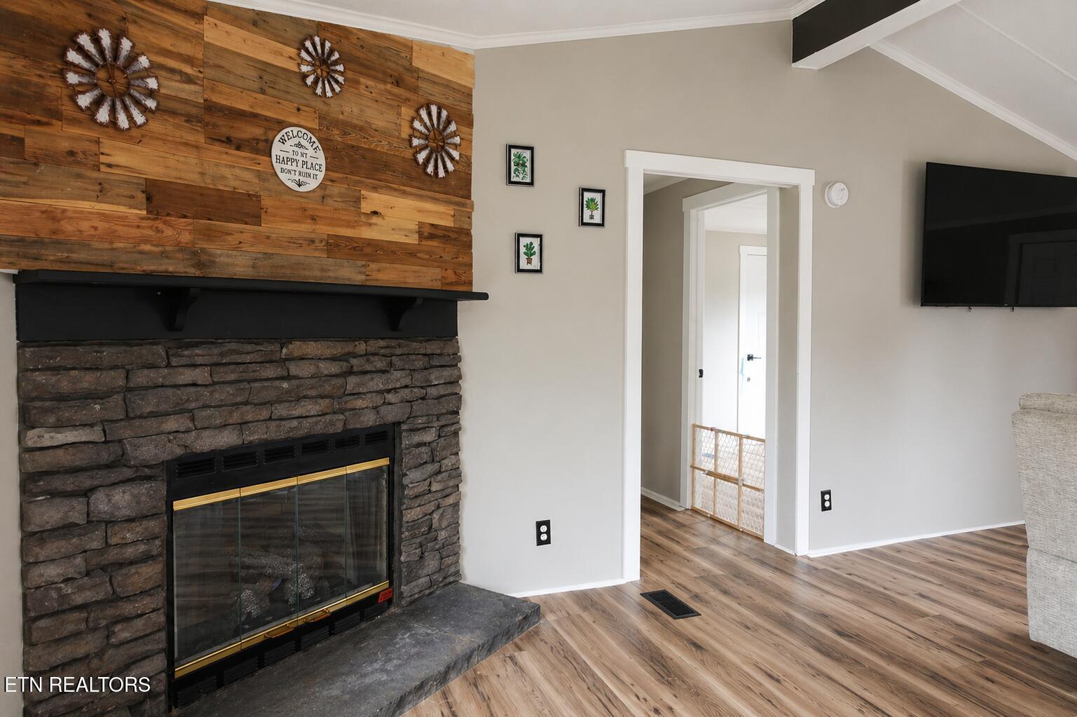 Image 3: Living Room (1)
