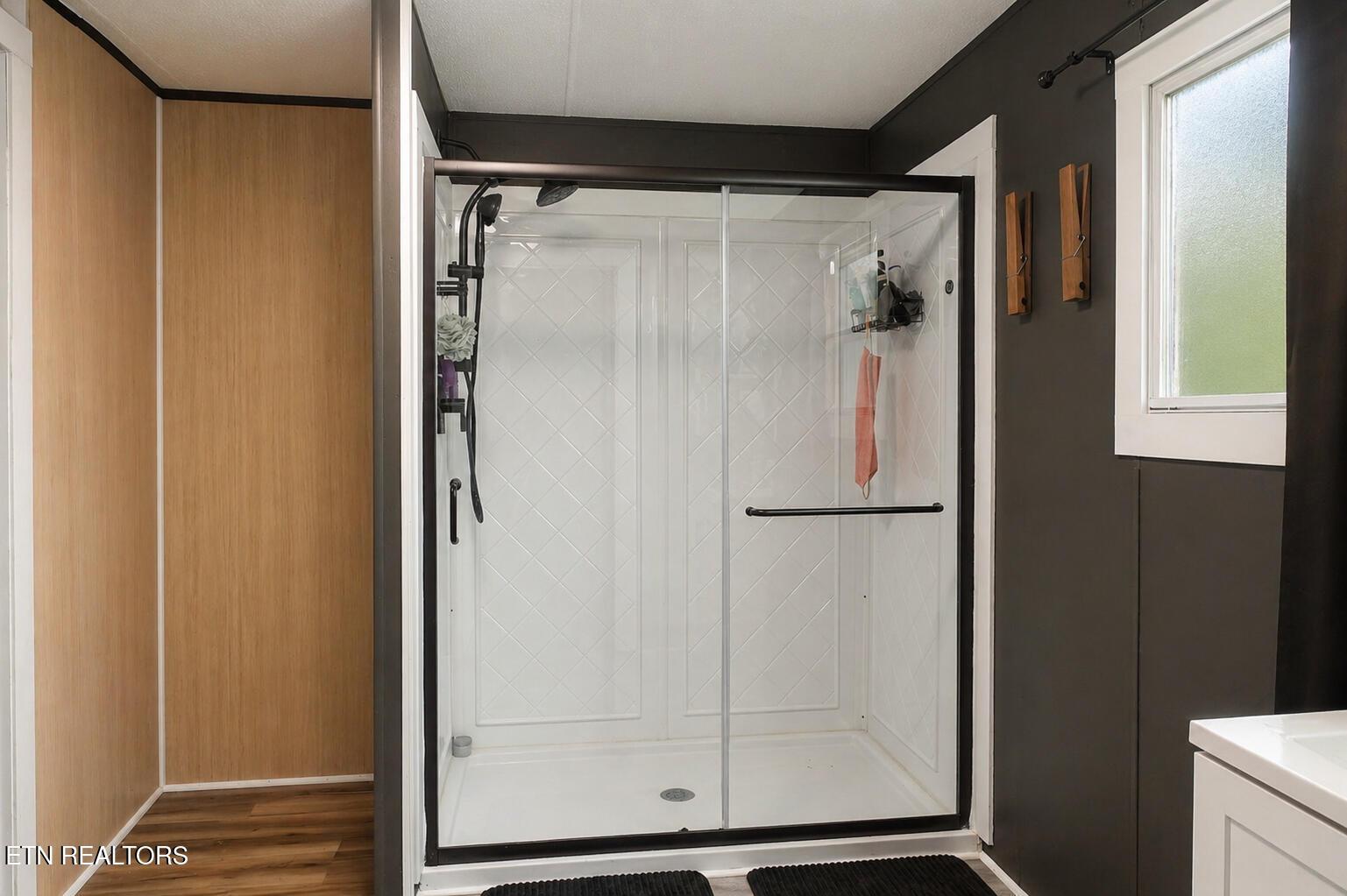 Image 4: Master Bathroom (1)
