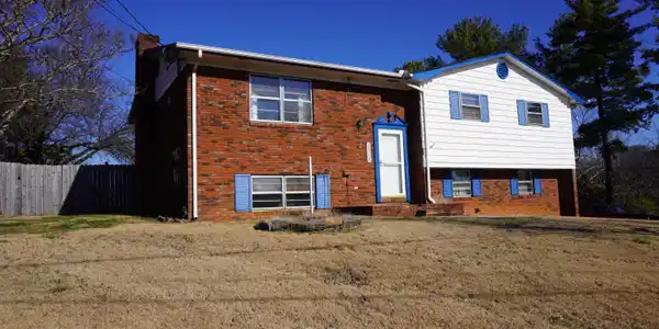 1515 Laura Dr.
