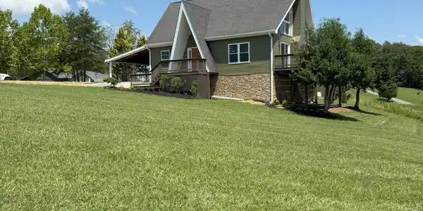 836 River Cliff Drive