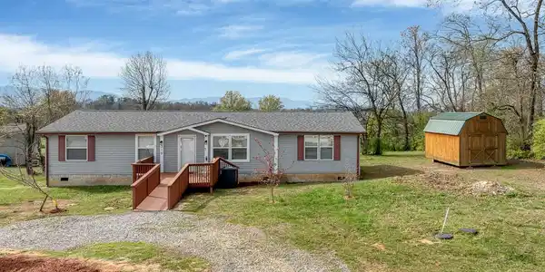 319 Oak Leaf Circle