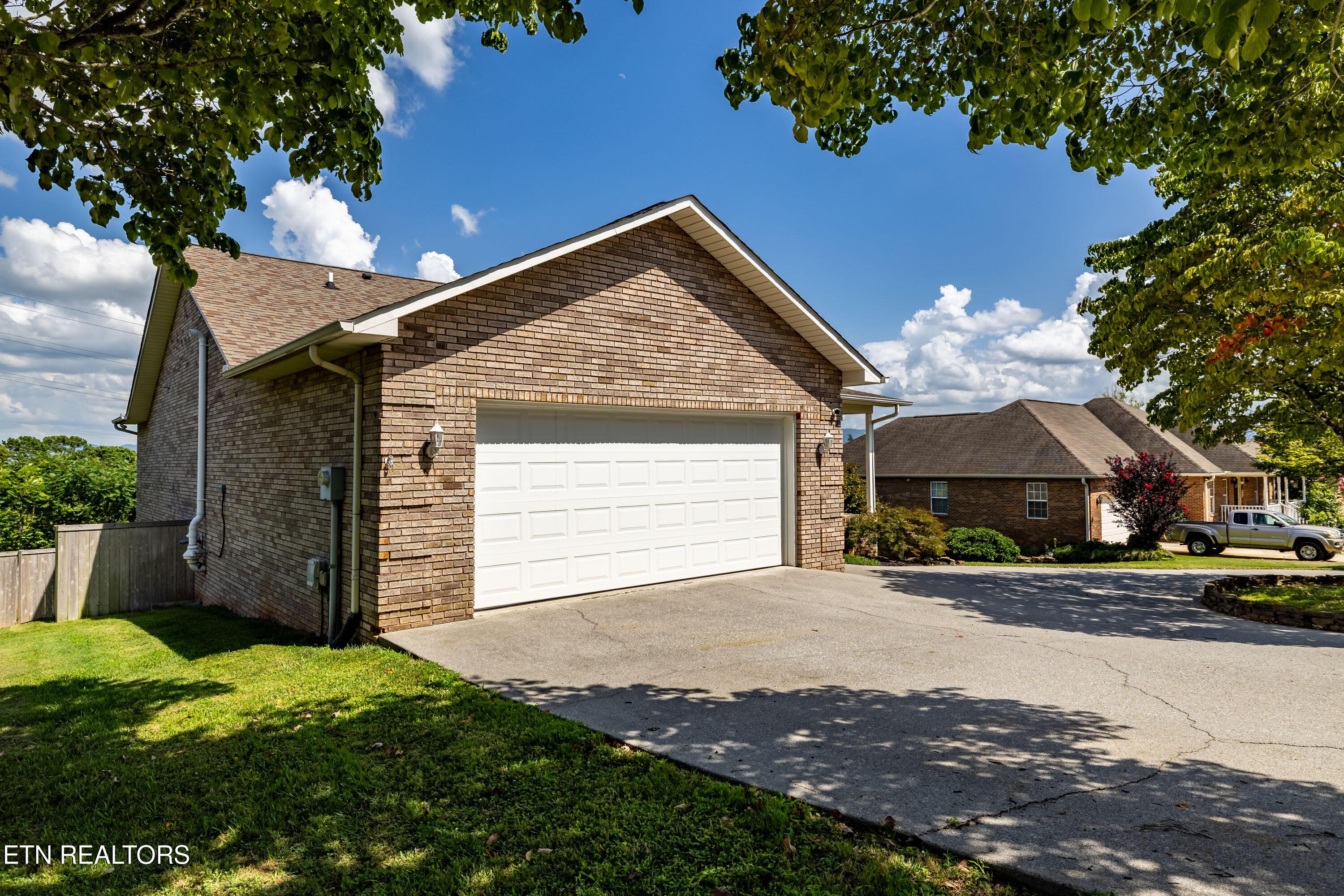 Image 4: Two-car garage