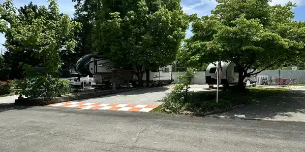 Image 3: 3