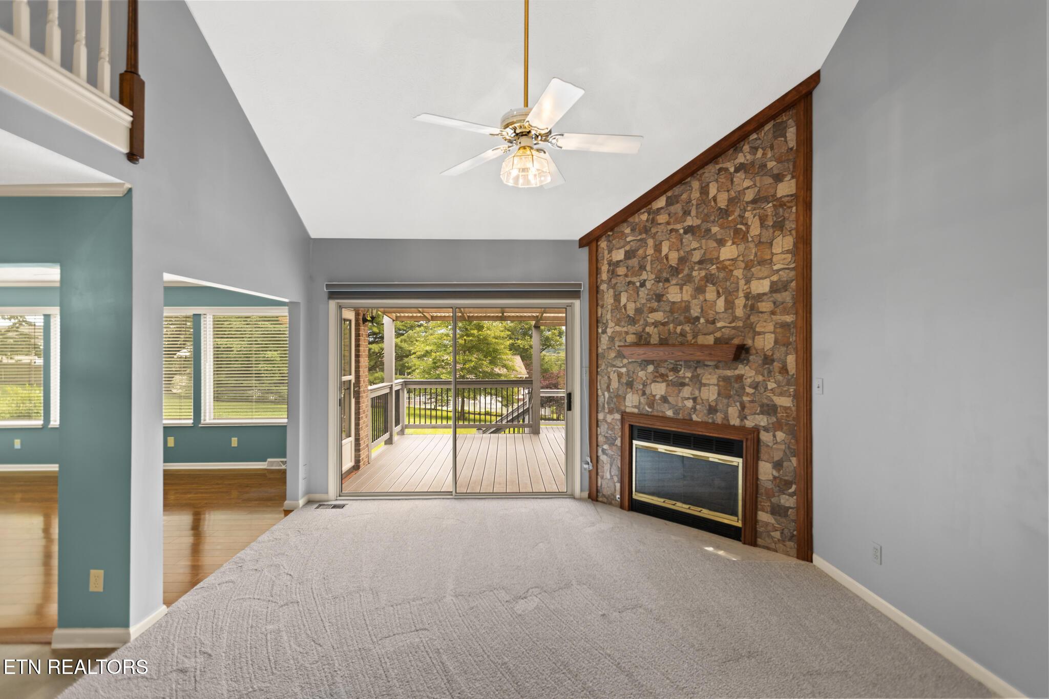 Image 4: living room
