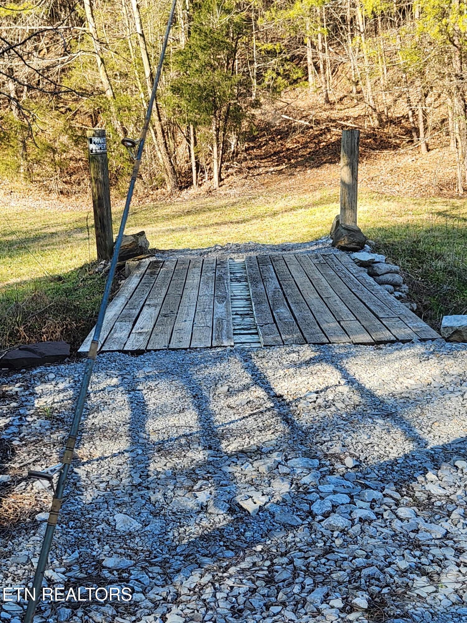 Image 1: one entrance