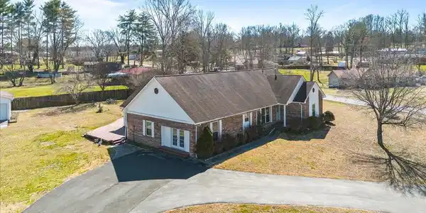 Image 3: 03-154 Scarlett Dr