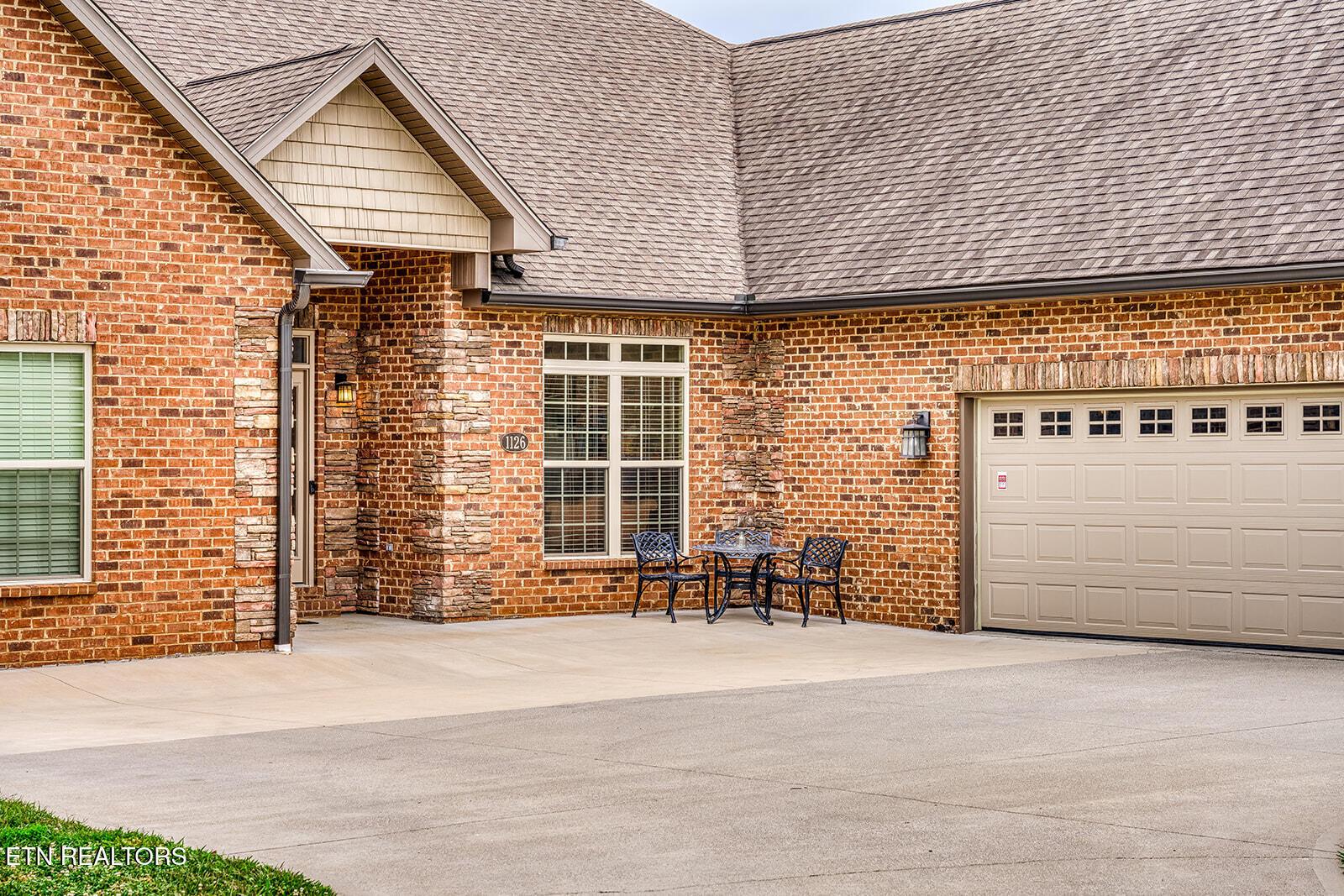Image 2: Side entry garage