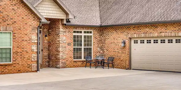 Image 2: Side entry garage