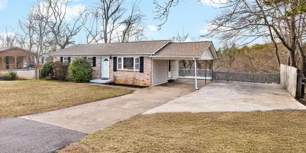 809 W Ridgecrest Drive