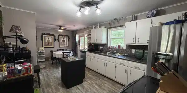 Image 4: kitchen