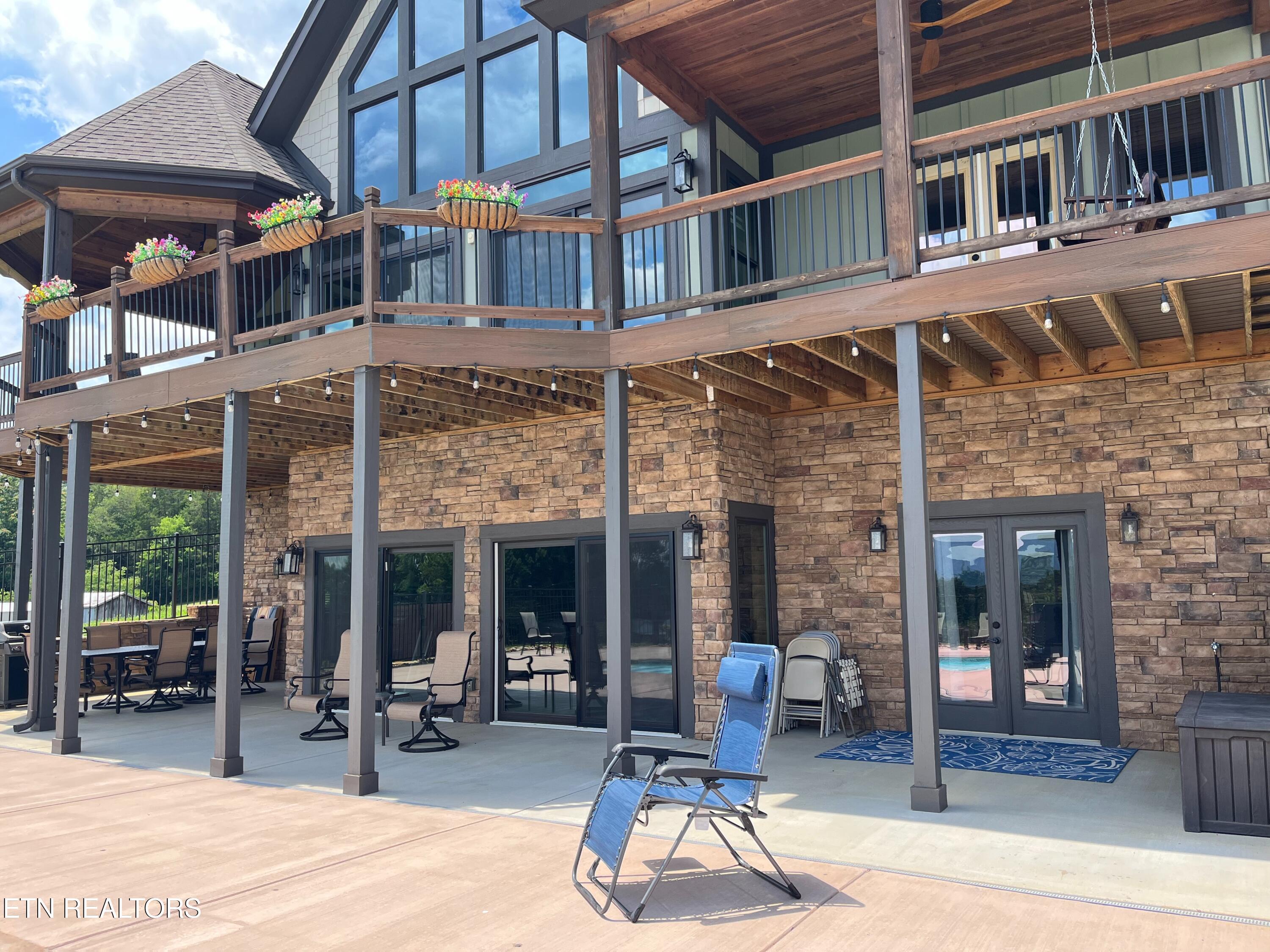 Image 3: Outside patio