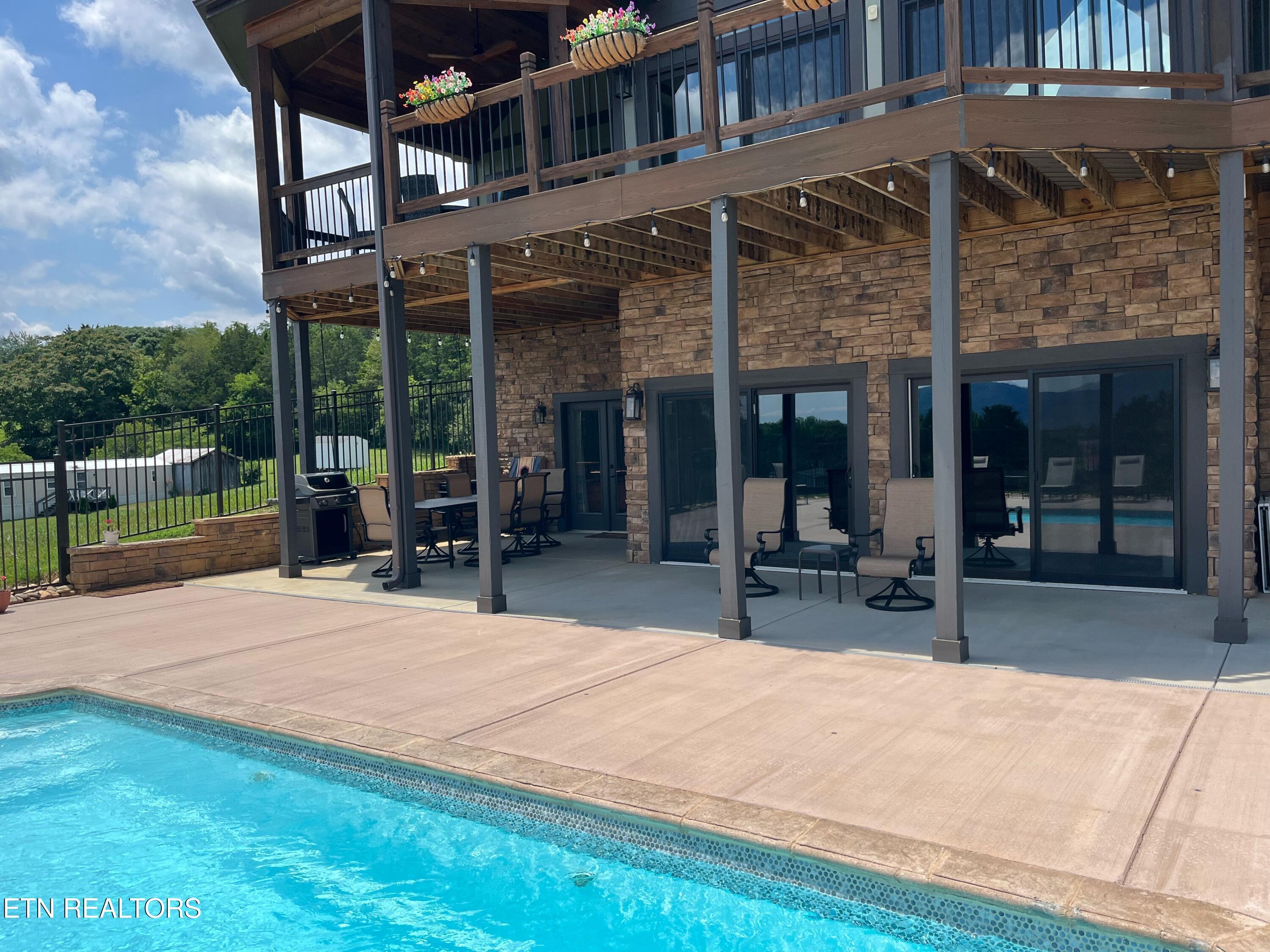 Image 4: Outside patio
