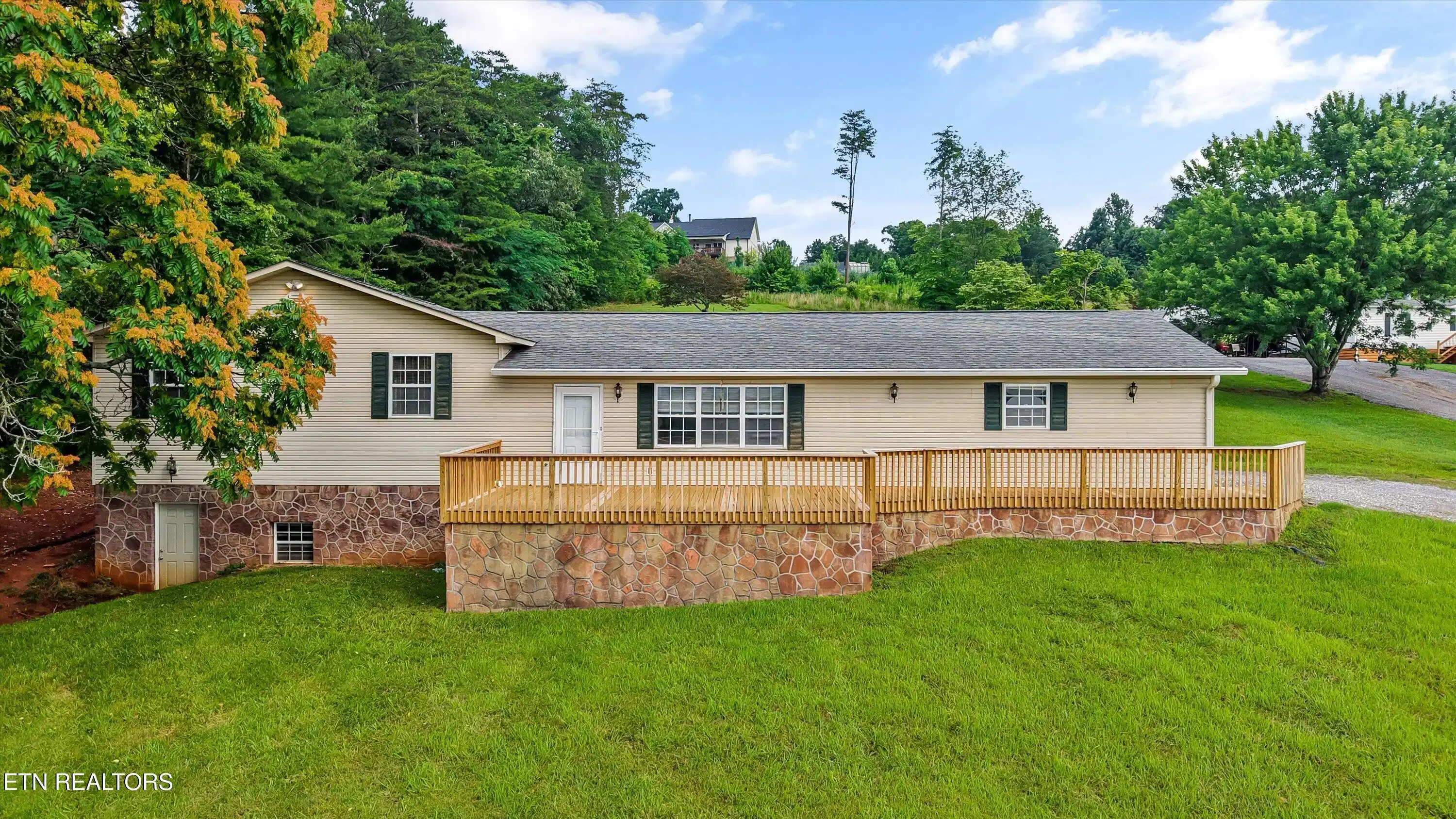Image 1: 01-632 Mountain View dr02