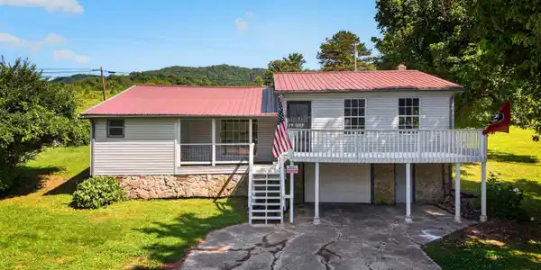 Image 2: 001-1834MTNVALLEYHWY131-ThornHill-TN-378
