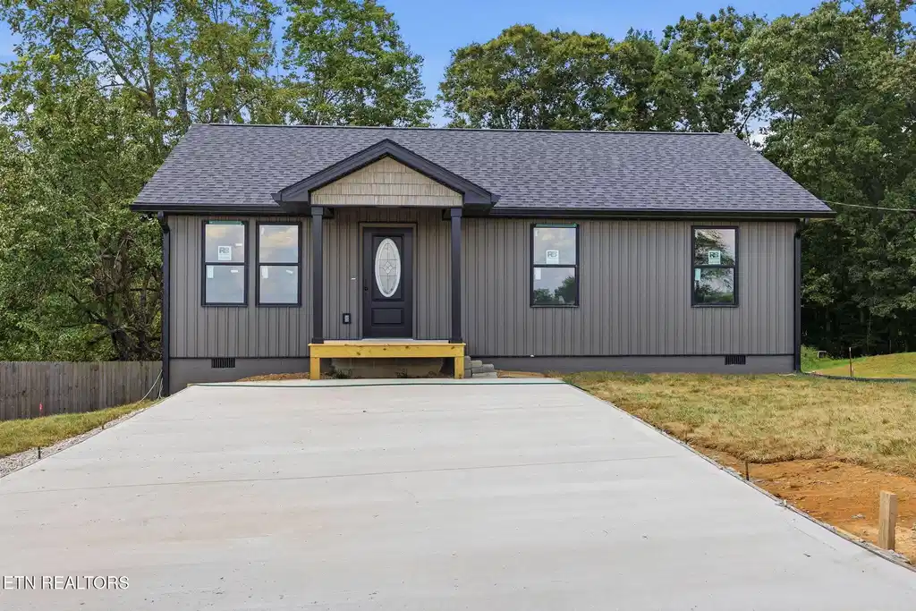 Image 1: 3-web-or-mls-003_207LongHollow