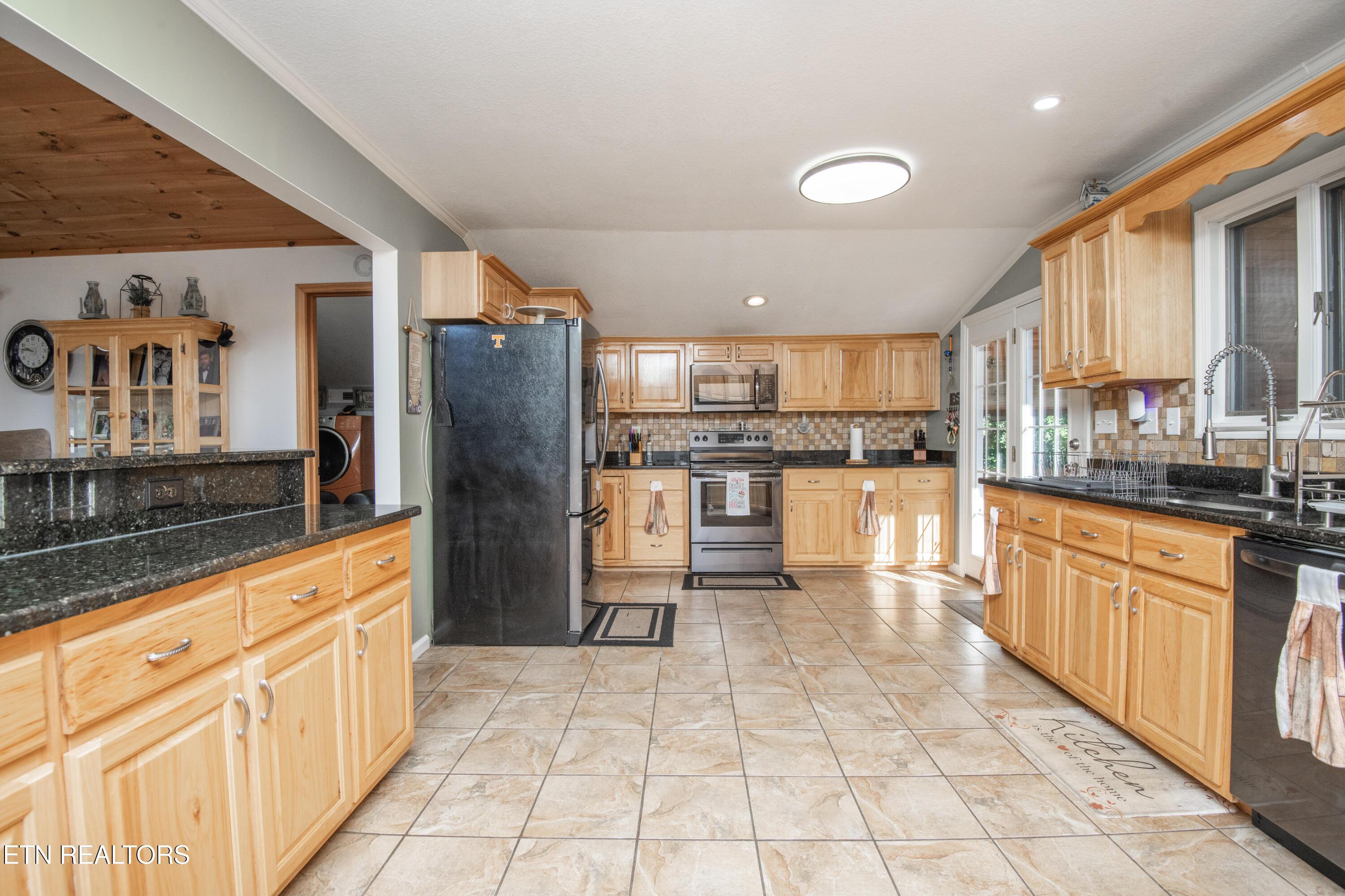 Image 4: kitchen