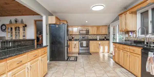 Image 4: kitchen