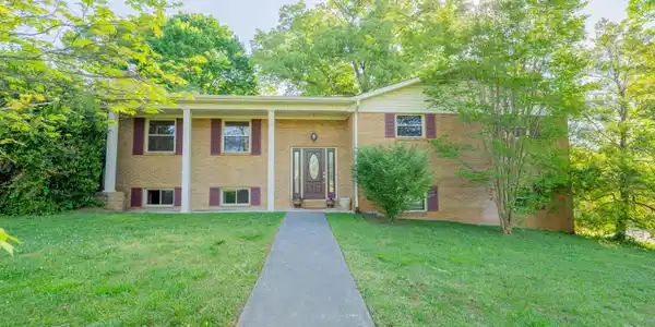 4504 Woodview Rd